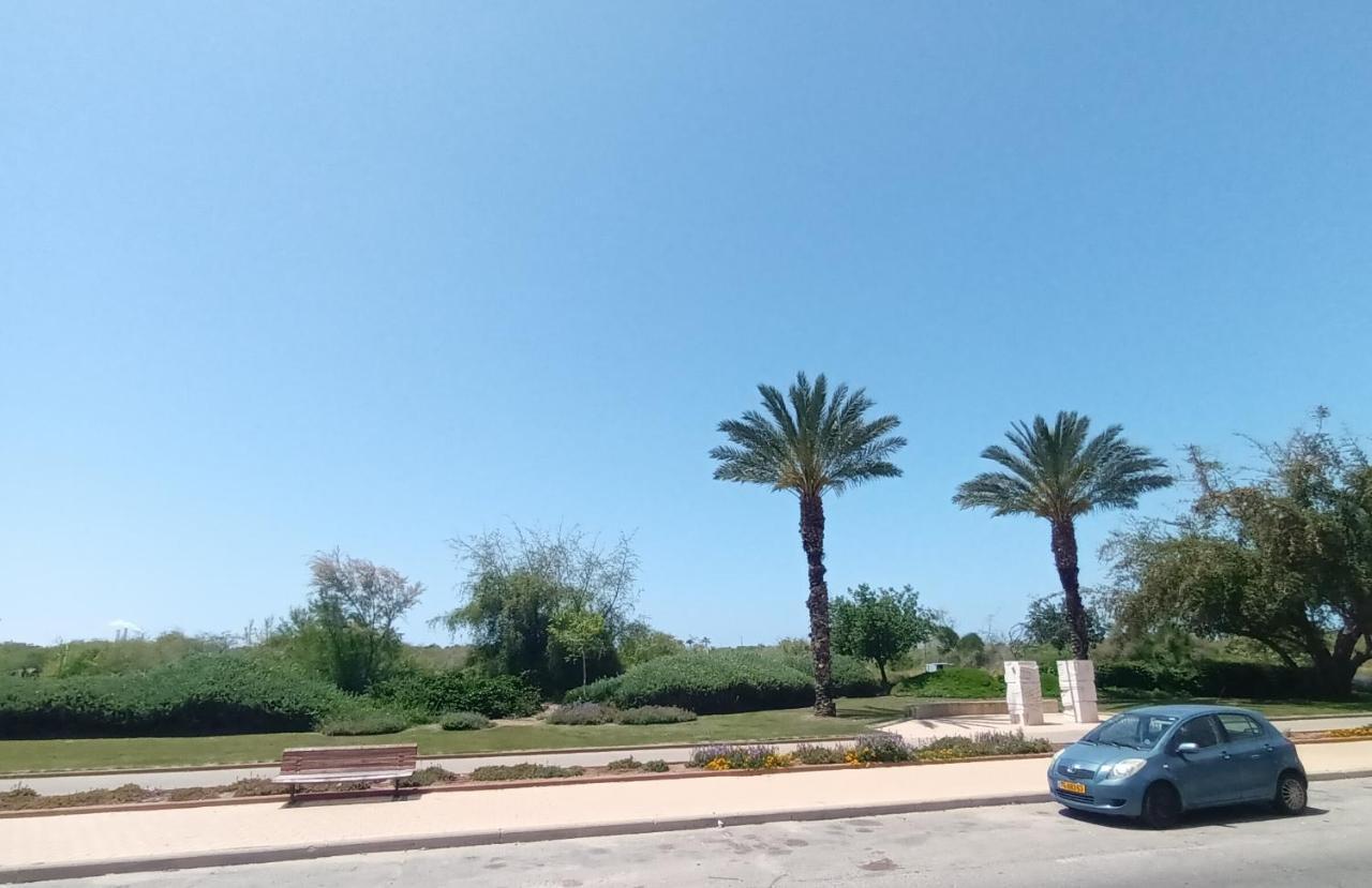 Beach Suite Israel- Private Jacuzzi Garden Suite & Gym, 3 Min Walk To Beach ביץ סוייט ישראל- ג'קוזי פרטי בגינה 3 דקות הליכה לים וחדר כושר Aschkelon Exterior foto